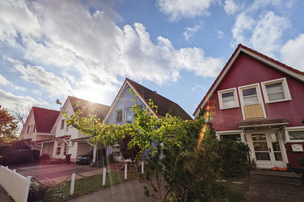 Häuserreihe als Symbolbild für Immobilienverkauf